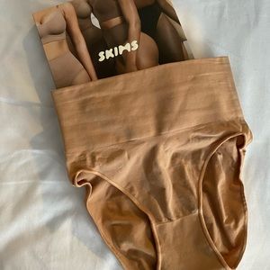 Skims CORE CONTROL BRIEF